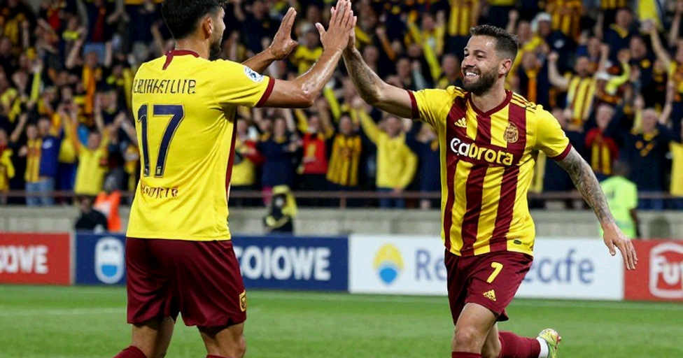 Brentford trình báo cảnh sát vụ bóng bầu dục ném từ mái nhà: lỗ hổng an ninh không ai kiểm soát, và hai tấm thẻ đỏ không ai nhắc