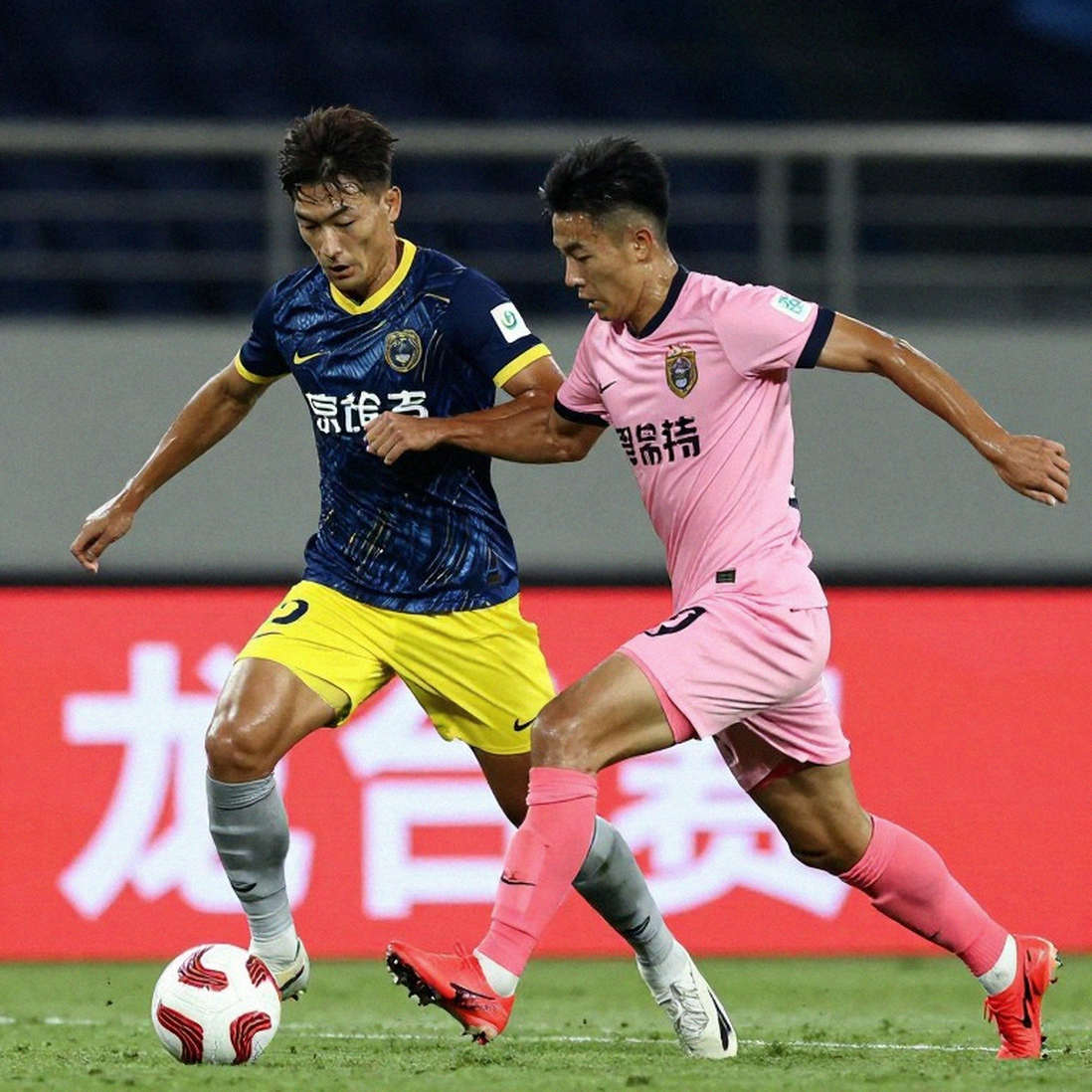 Hình học pressing của Nam Định: V.League vô địch bằng những đường chạy không hiện trên màn hình Hình học pressing của Nam Định: V.League vô địch bằng những đường chạy không hiện trên màn hình