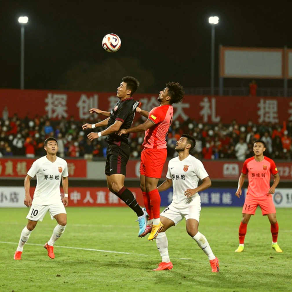 Kỳ chuyển nhượng V.League: Khi tiếng ồn che mất khoảng trống giữa hai lần chạm bóng