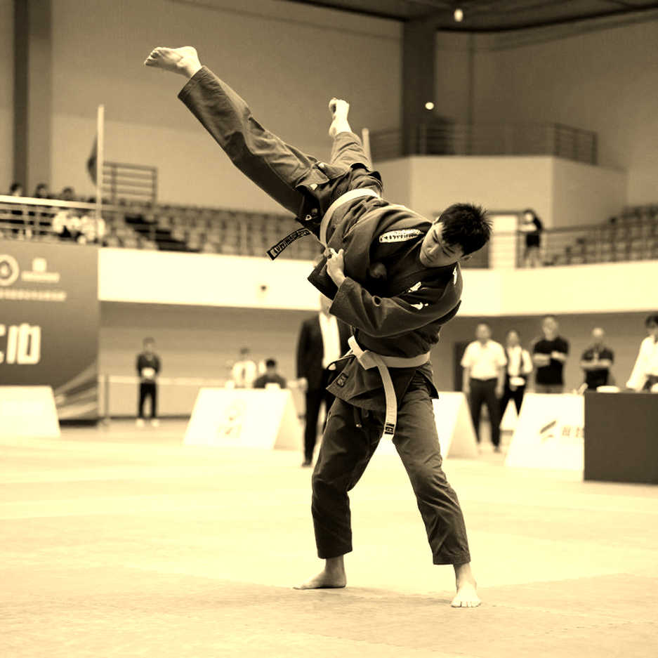 Bản đồ đai vô địch MMA xuyên hệ thống: bảy khoảng trống, một bậc thang lệch tầng và cột nguồn để trắng Bản đồ đai vô địch MMA xuyên hệ thống: bảy khoảng trống, một bậc thang lệch tầng và cột nguồn để trắng
